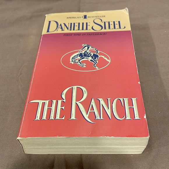 Lot of 2 Danielle Steel Books: Family Album and The Ranch - Picture 2 of 10